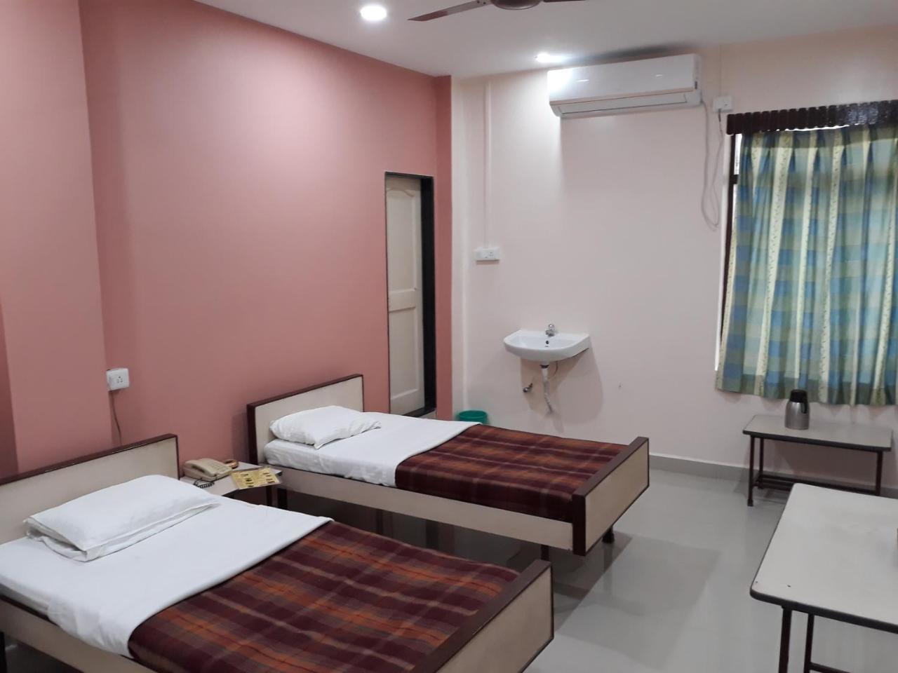 Hotel Gomatgiri Aurangābād Esterno foto